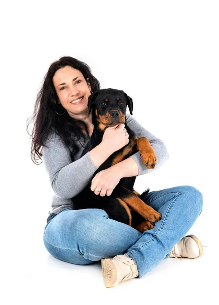 Pup Rottweiler Vrouw Voorkant Van Witte Achtergrond — Stockfoto