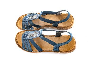 Deri kadınlar beyaz arka planda sandalet giyerler