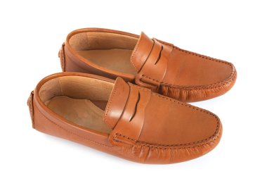 Beyaz arka planda deri mokasen.