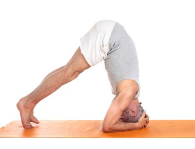 Adam ve hatha yoga asana beyaz arkaplan önünde