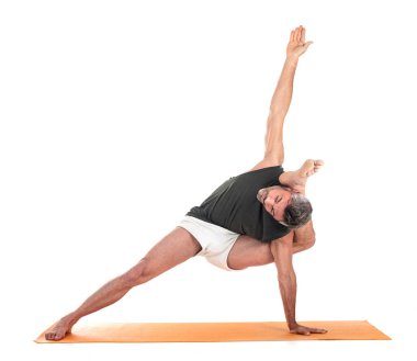 Adam ve hatha yoga asana beyaz arkaplan önünde