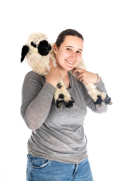 子羊ヴァレー黒鼻と白い背景の前の女性農家 — ストック写真