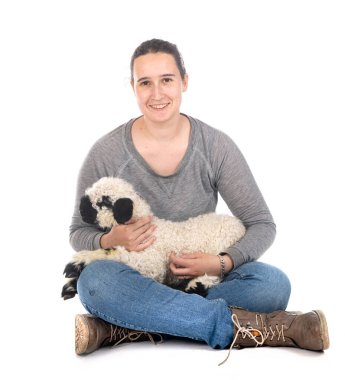 Kuzu Valais Blacknose ve beyaz arka planda kadın çiftçi