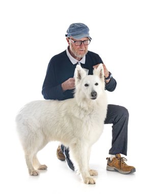 Beyaz İsviçreli Çoban Köpeği ve beyaz arkaplan sahibi
