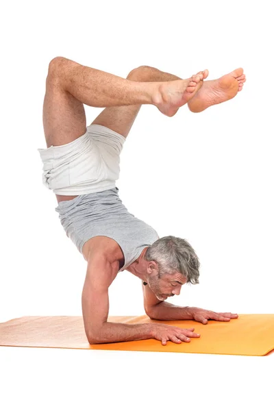 Uomo Hatha Yoga Asana Fronte Sfondo Bianco — Foto Stock