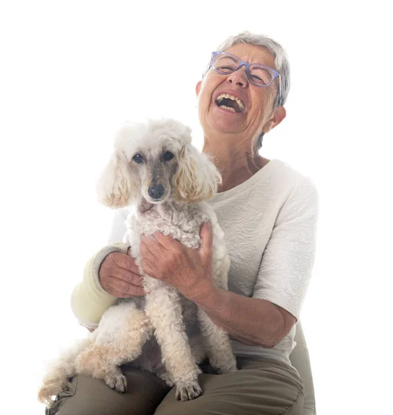 Ηλικιωμένη Γυναίκα Και Σκύλος Μπροστά Από Λευκό Φόντο — Φωτογραφία Αρχείου