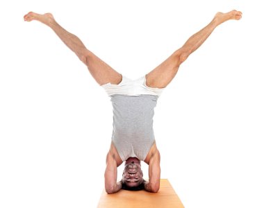 Adam ve hatha yoga asana beyaz arkaplan önünde