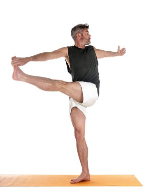 Adam ve hatha yoga asana beyaz arkaplan önünde
