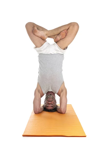 Человек Hatha Yoga Asana Перед Белым Фоном — стоковое фото