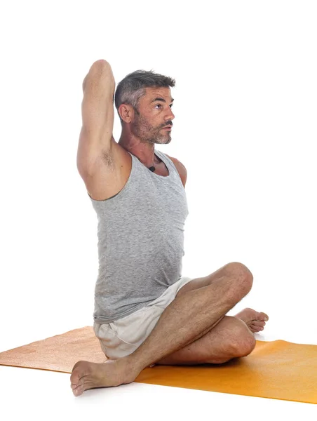 Человек Hatha Yoga Asana Перед Белым Фоном — стоковое фото