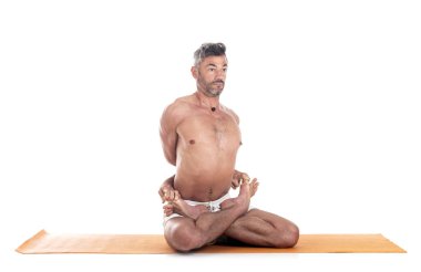 Adam ve hatha yoga asana beyaz arkaplan önünde