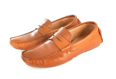 Beyaz arka planda deri mokasen.