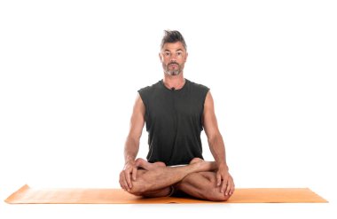 Adam ve hatha yoga asana beyaz arkaplan önünde