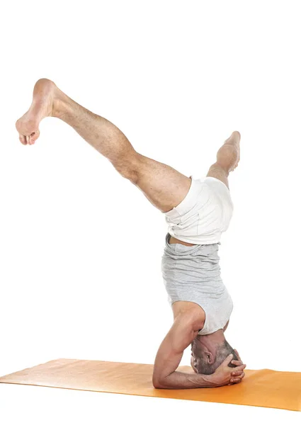 Homme Hatha Yoga Asana Devant Fond Blanc — Photo