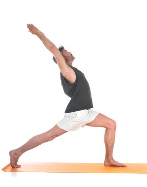 Adam ve hatha yoga asana beyaz arkaplan önünde