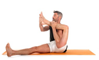 Adam ve hatha yoga asana beyaz arkaplan önünde
