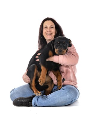 yavru köpek Rottweiler ve kadın beyaz arka plan önünde