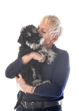 Minyatür schnauzer ve beyaz arka plandaki kadın