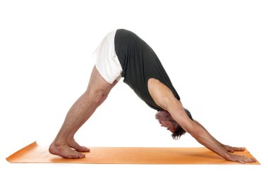 Adam ve hatha yoga asana beyaz arkaplan önünde