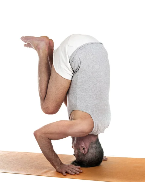 Mann Und Hatha Yoga Asana Vor Weißem Hintergrund — Stockfoto