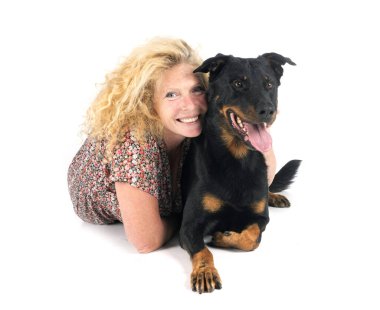 Beauce 'den çoban köpeği ve beyaz arka planda bir kadın.