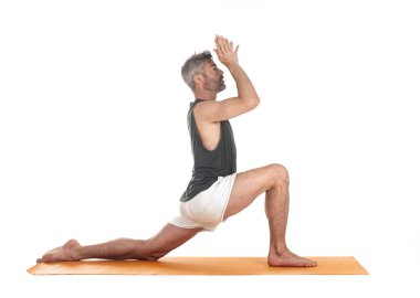 Adam ve hatha yoga asana beyaz arkaplan önünde