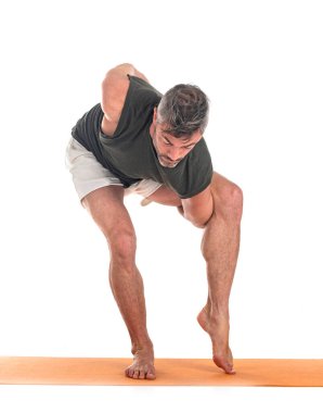 Adam ve hatha yoga asana beyaz arkaplan önünde