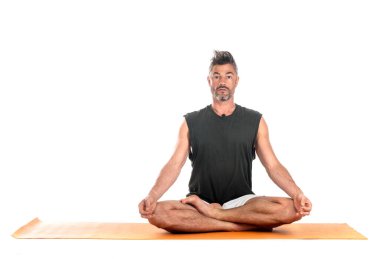 Adam ve hatha yoga asana beyaz arkaplan önünde