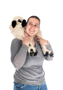 Kuzu Valais Blacknose ve beyaz arka planda kadın çiftçi