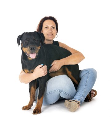 yavru köpek Rottweiler ve kadın beyaz arka plan önünde