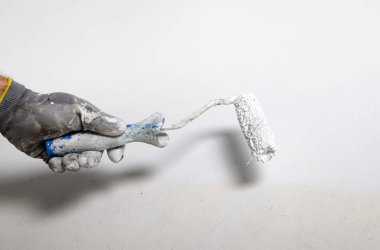 Beyaz arkaplan önünde boyacı