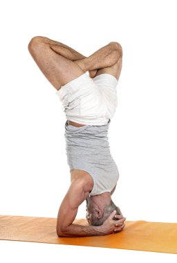 Adam ve hatha yoga asana beyaz arkaplan önünde