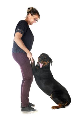 safkan Rottweiler ve beyaz arkaplanın önündeki kadın