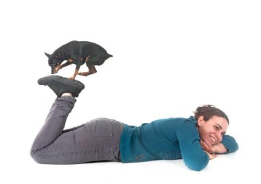 Beyaz arka planda minyatür pinscher ve kadın