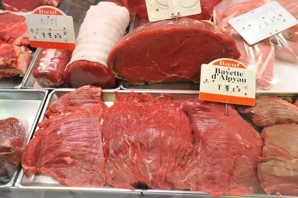 Carne Roja Fresca Cruda Una Tienda Imágenes De Stock Sin Royalties Gratis