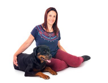 safkan Rottweiler ve beyaz arkaplanın önündeki kadın