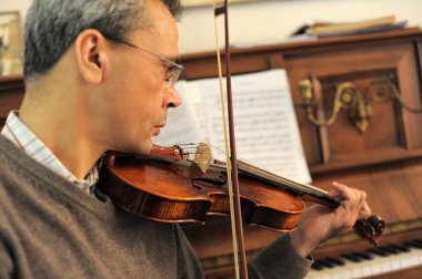 Skorlu ve erkekli bir keman resmi