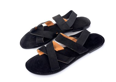 Beyaz arka plan önünde siyah sandalet