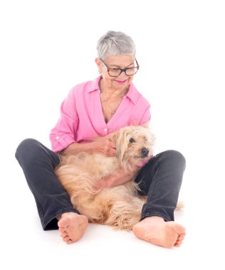 Beyaz arka planda Pyrenean Çoban Köpeği ve Kadın