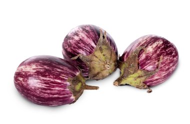 Beyaz arkaplan önünde taze patlıcan