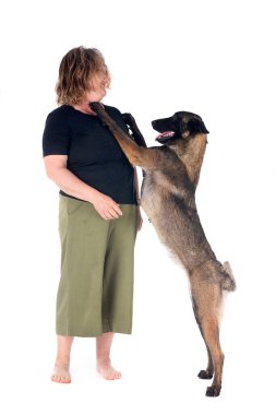 Beyaz arka planda Belçikalı çoban ve kadın