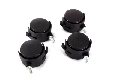 Beyaz arkaplan önünde dört tekerlekli sandalye