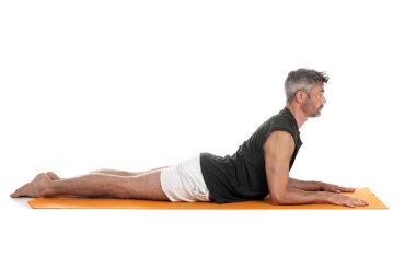 Adam ve hatha yoga asana beyaz arkaplan önünde