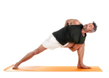 Adam ve hatha yoga asana beyaz arkaplan önünde