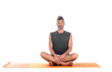 Adam ve hatha yoga asana beyaz arkaplan önünde