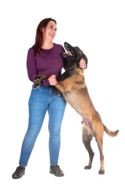 Beyaz arka planda Belçikalı çoban ve sahibi