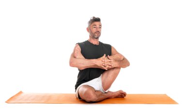Adam ve hatha yoga asana beyaz arkaplan önünde