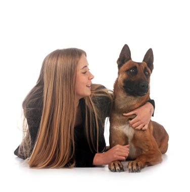 Beyaz arka planda Belçikalı çoban ve sahibi