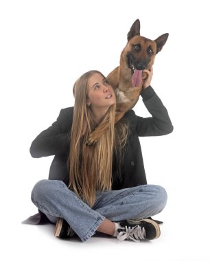 Beyaz arka planda Belçikalı çoban ve sahibi