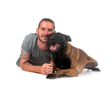 Beyaz arka planda Belçikalı çoban ve sahibi